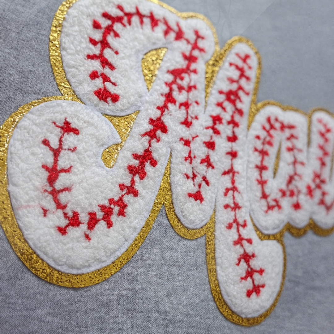 MAMA-T-Shirt mit Baseball Patch und Gold Glitzerkante - Adi-Alex-Legacy